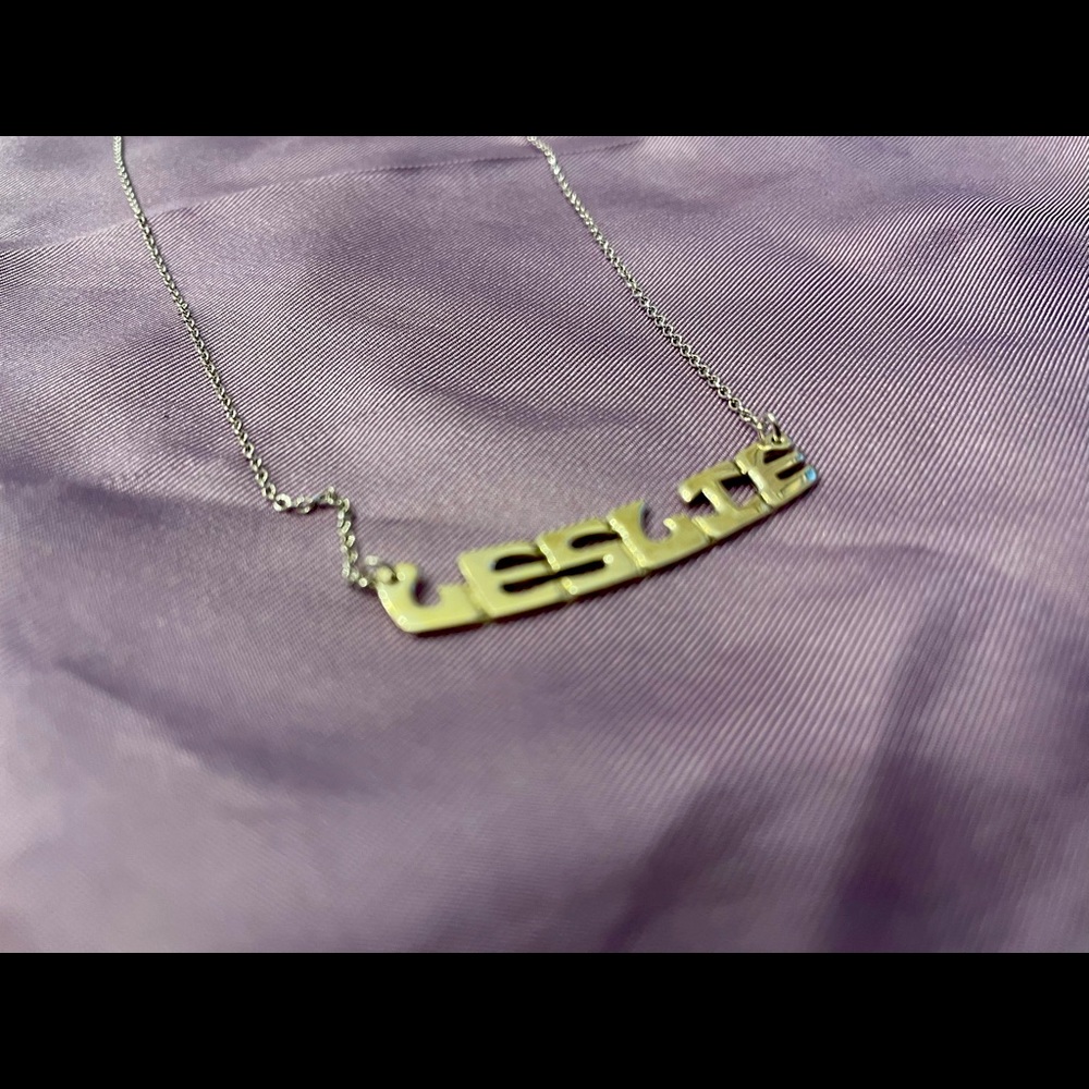 Silver necklace with name “Leslie”